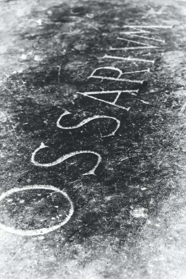 L'importance des gravures funéraires sur une plaque tombale