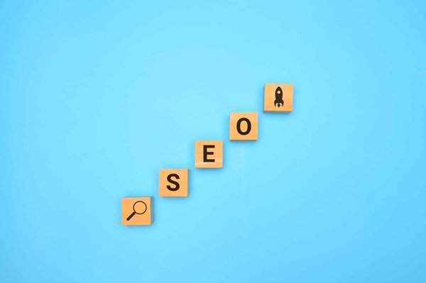 Quels sont les 'hacks' SEO les plus efficaces pour améliorer rapidement le classement d'un site ?