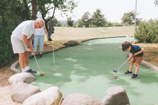 Mini-golf en famille : compétition amusante dans notre camping de luxe